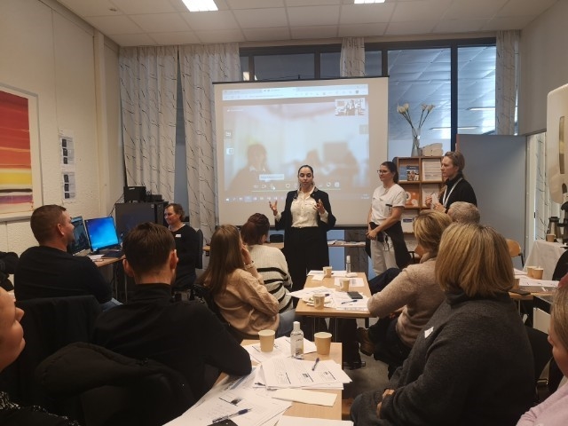 En gruppe i klasserom på undervisning