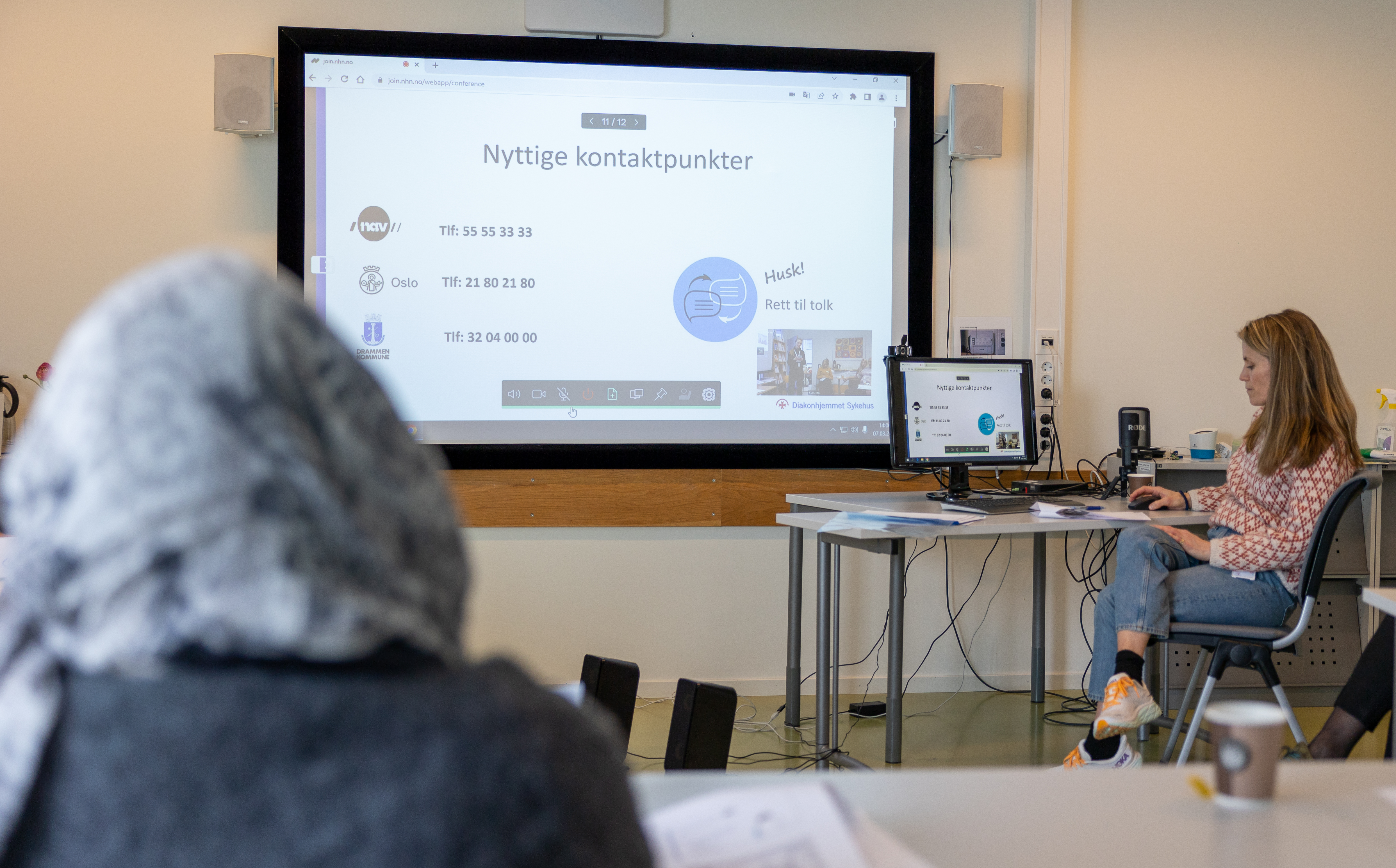 To mennesker som deltar på semidigital undervisning