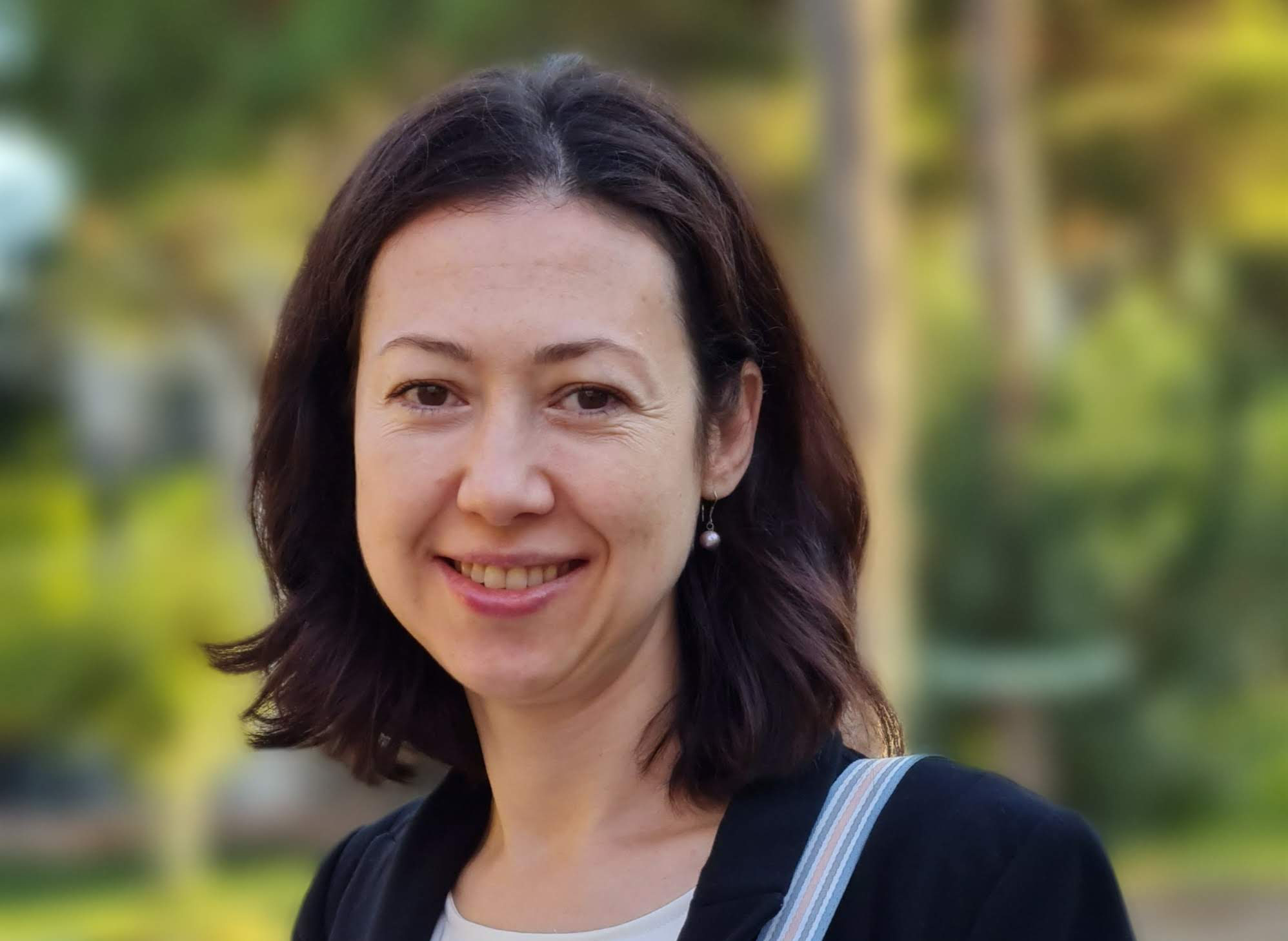 En kvinne som smiler til kameraet