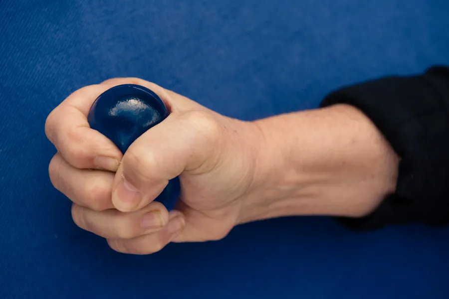 En hånd som holder en blå ball