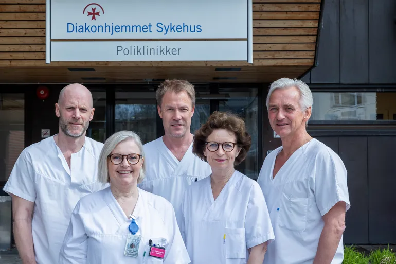 Gruppebilde av hvitkledde utenforsykehuset