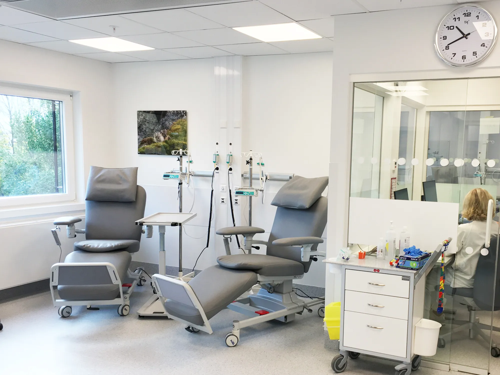 Nytt infusjonsrom med behandlingsstoler og sykepleier ved siden av