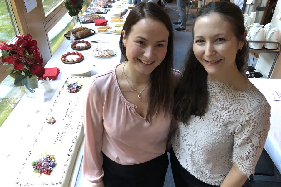 To kvinner som sitter ved et bord