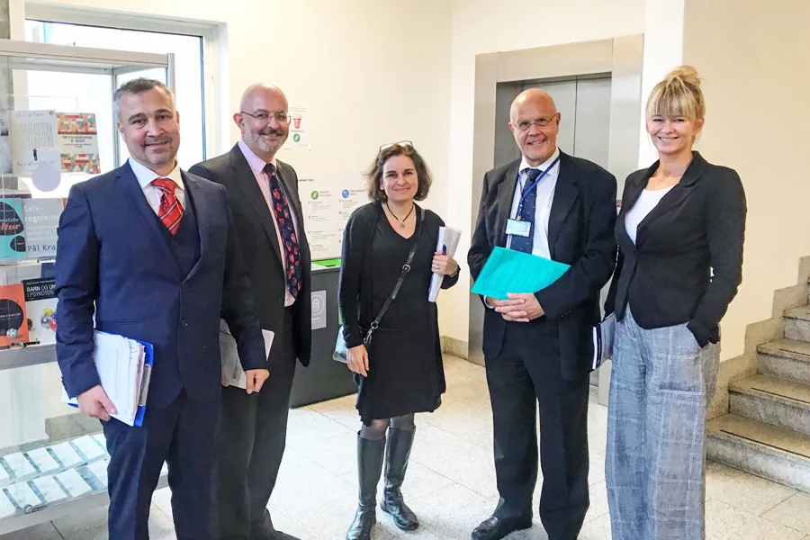 Skjøthaug står på rekke sammen med fire andre veiledere, ledere fra disputasen