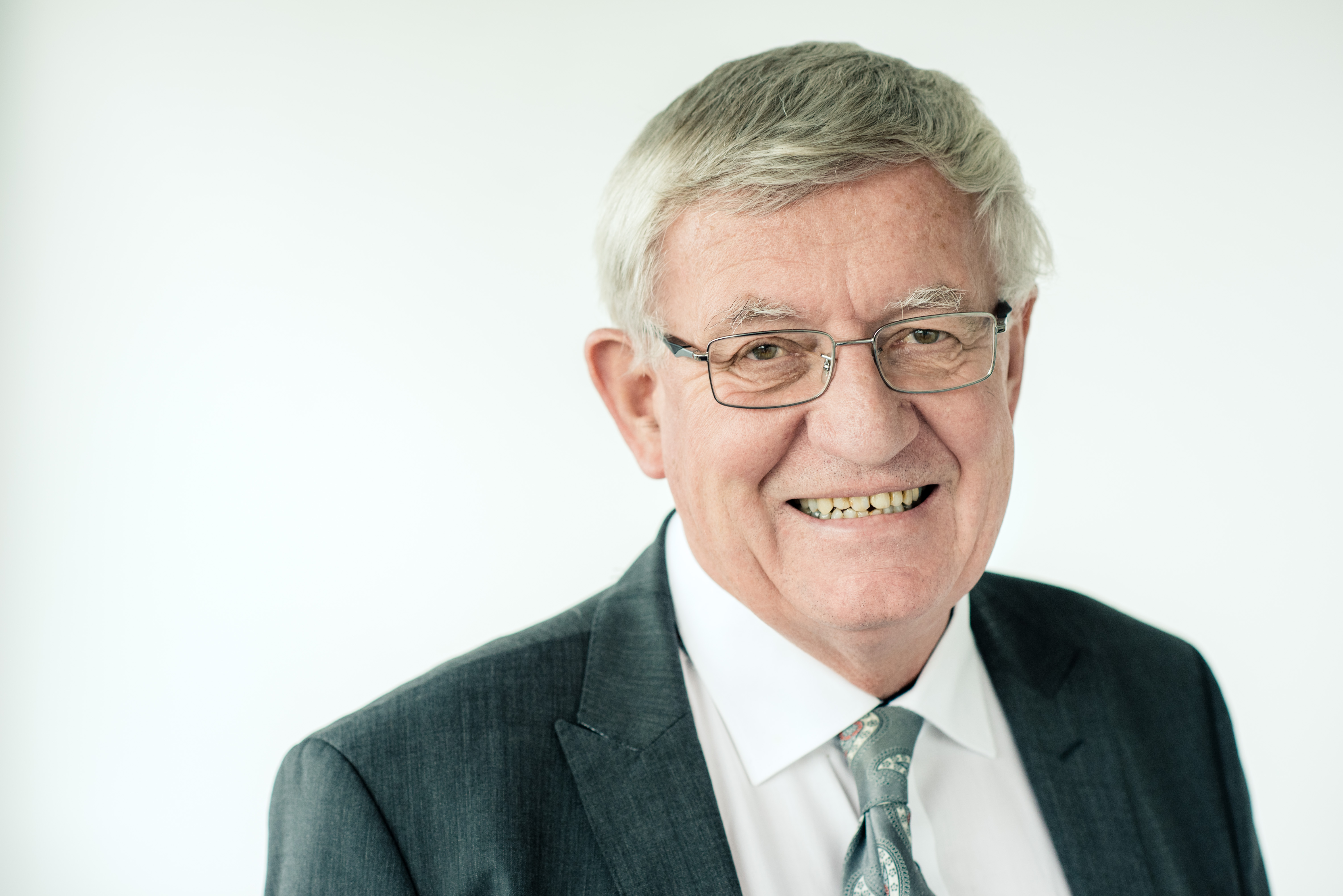 En mann med briller og dress