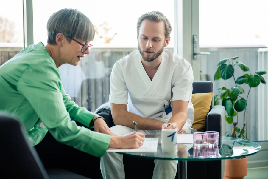 illustrasjonsbilde av behandler med pasient