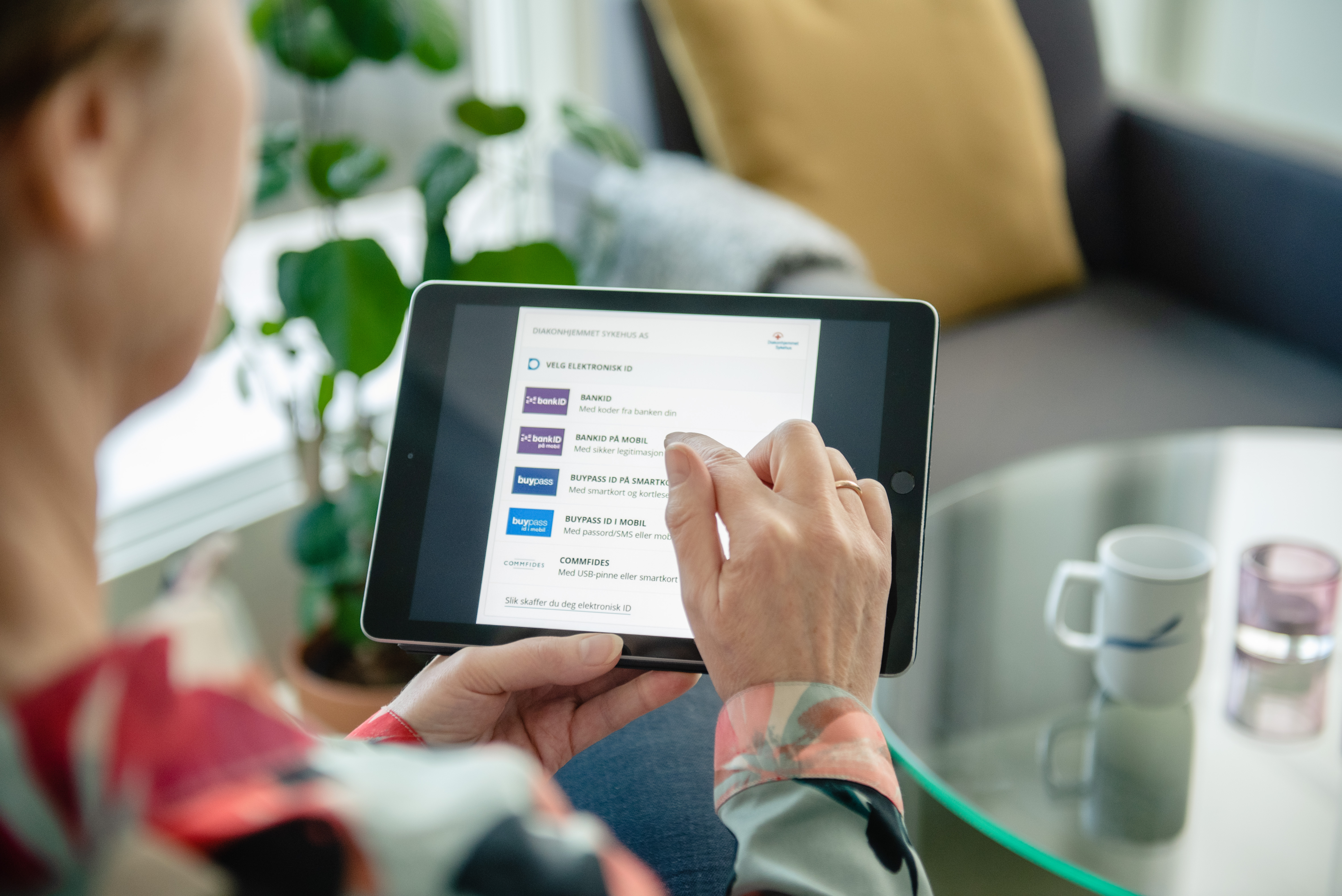 Person som benytter digitale tjenester som sikker innlogging for helsenorge