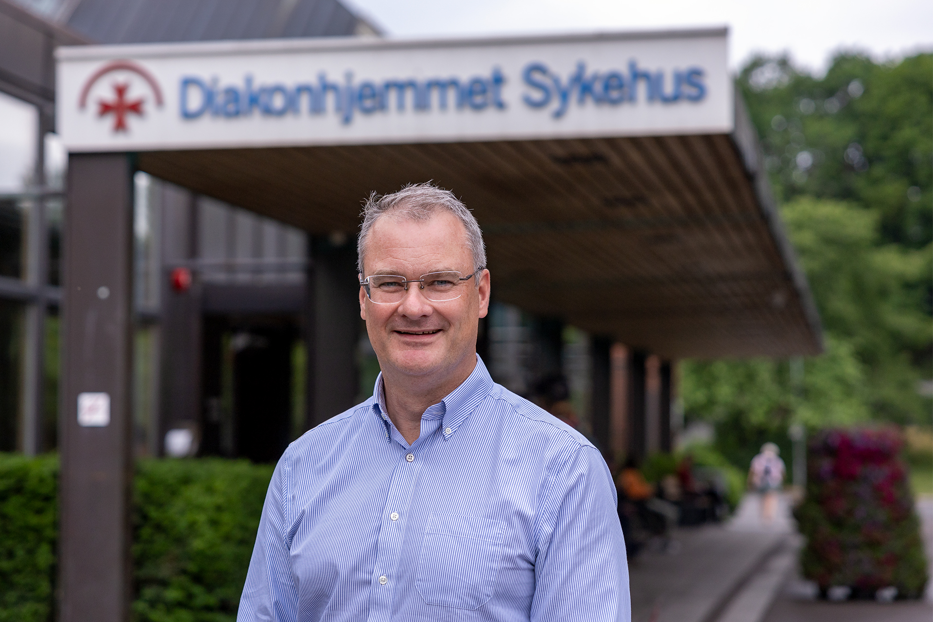 En person som står foran en bygning