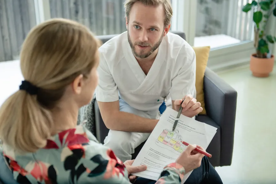 Illustrasjonsbilde av pasient og helsepersonell som samarbeider om en behandlingsplan