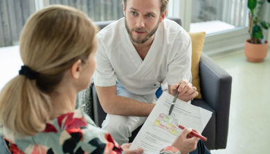 Illustrasjonsbilde av pasient og helsepersonell som samarbeider om en behandlingsplan