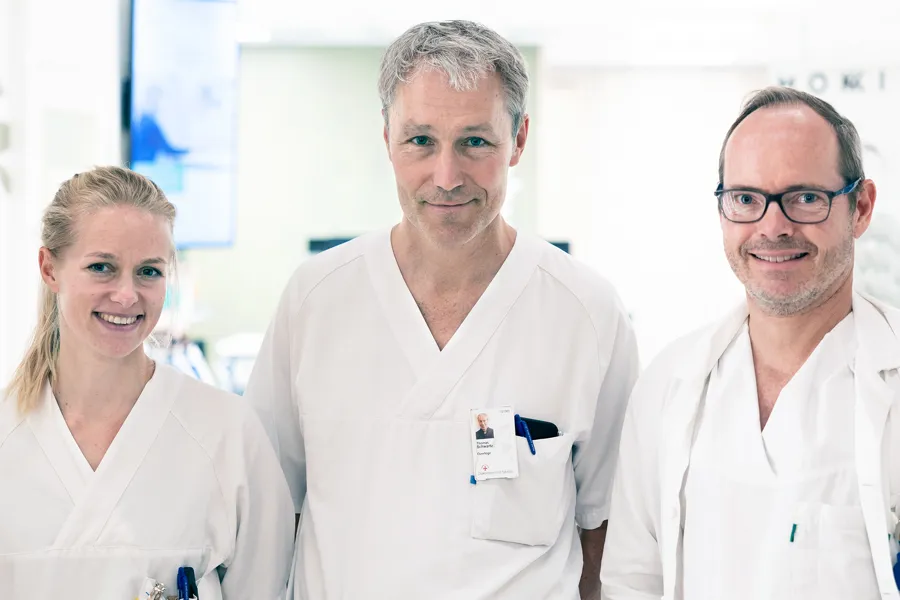 Tre leger med uniform.