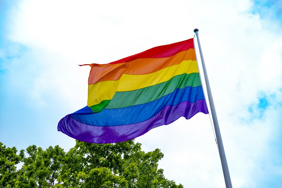 Pride-flagg som flagrer i vinden