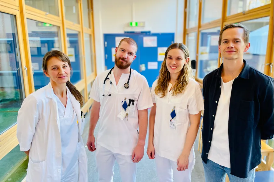 En gruppe mennesker som poserer for et bilde