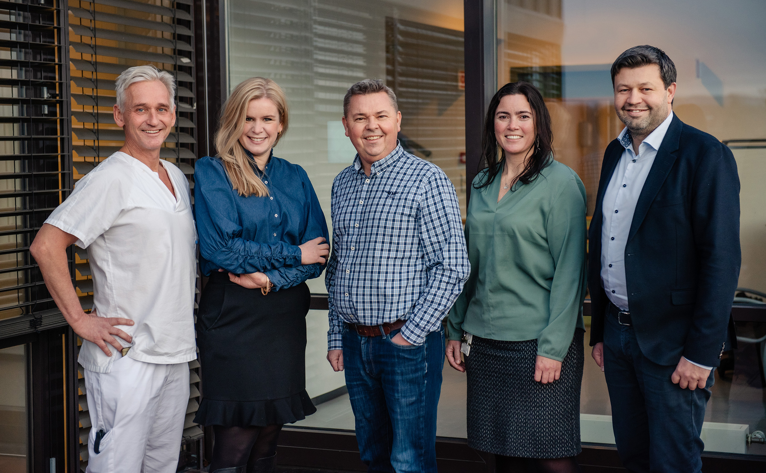 Foto av ledere ved sykehuset og det nye forskningssenteret