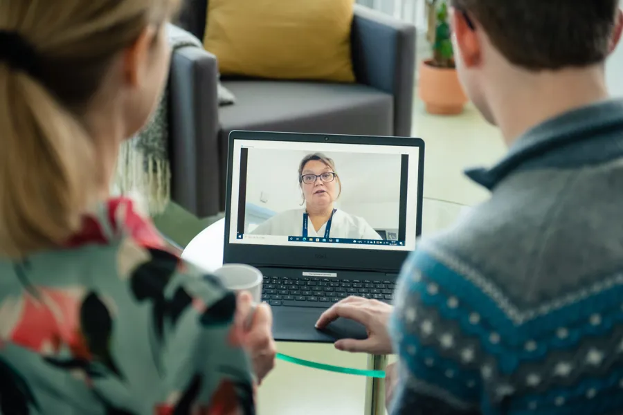 Digital kontakt mellom pasient og helsepersonell (illustrasjonsbilde)