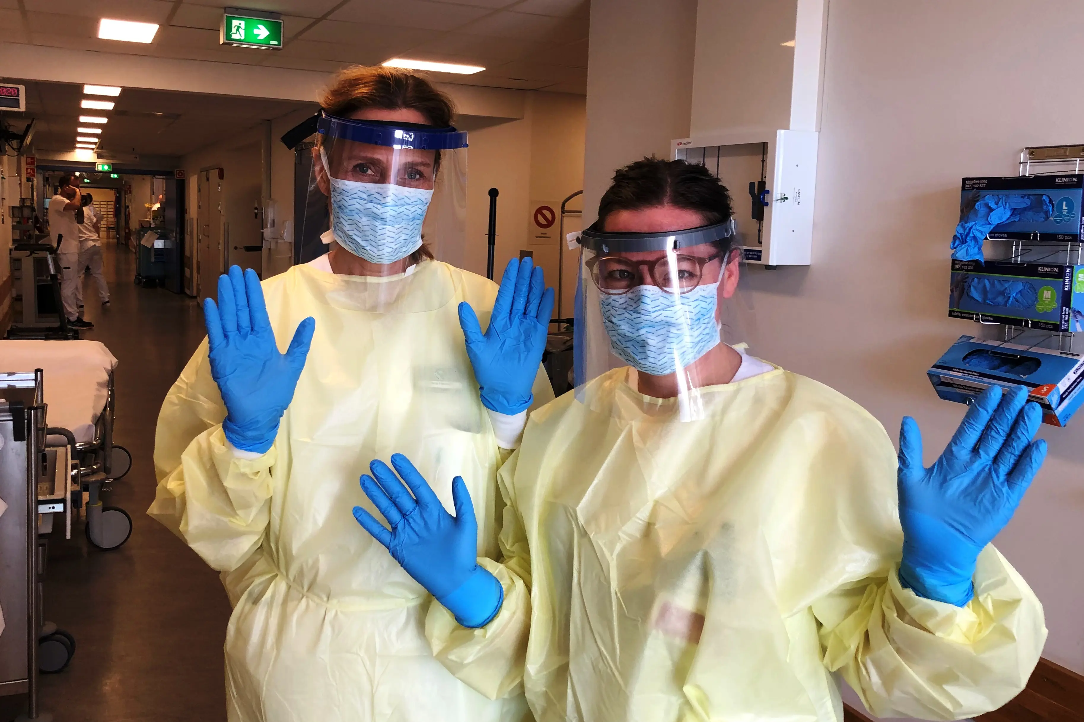 sykepleiere med smitteutstyr.JPG