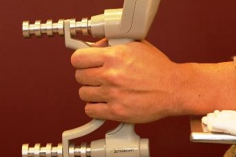 Hånd som klemmer på dynamometer