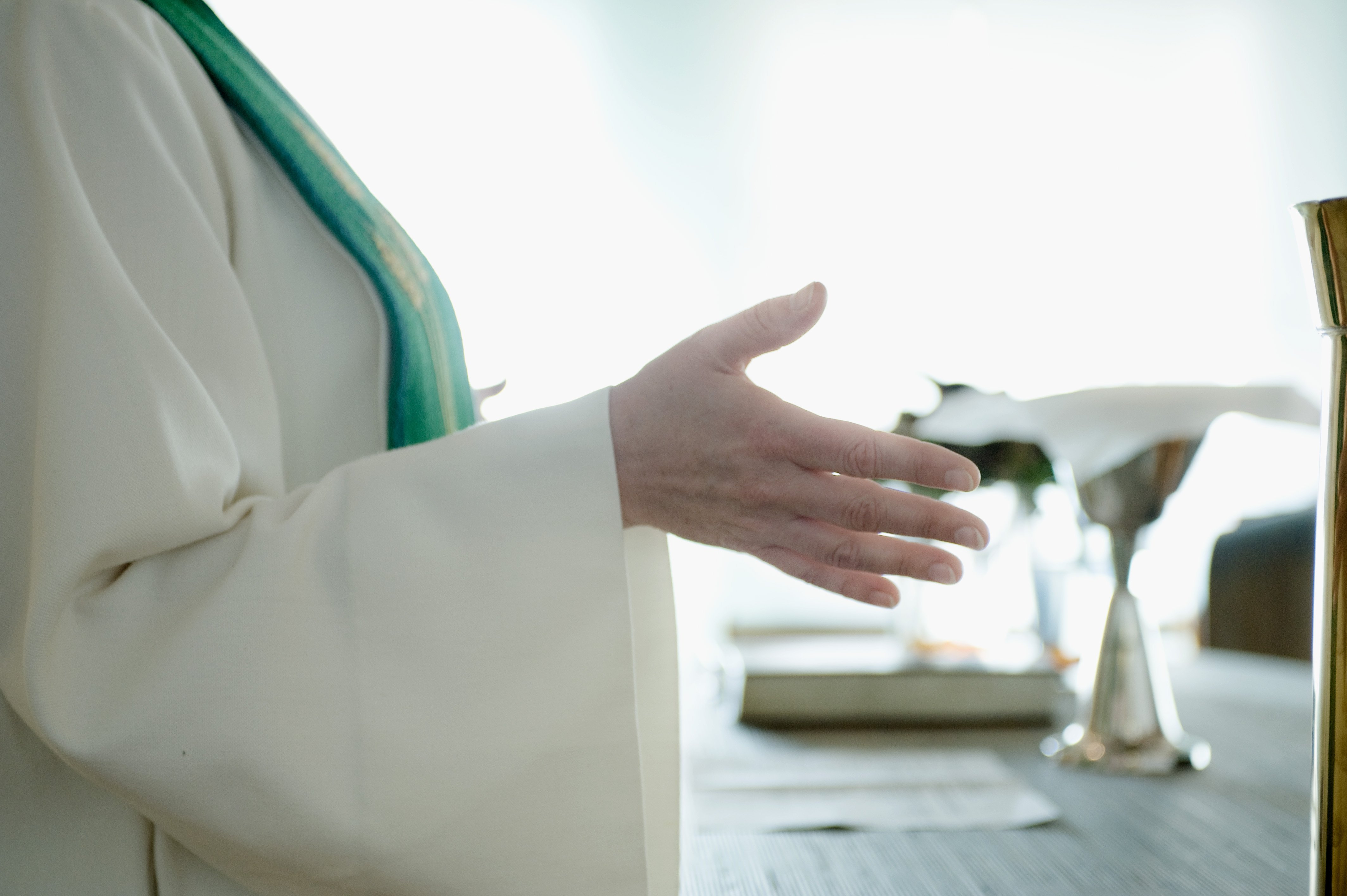 Hendene til en prest