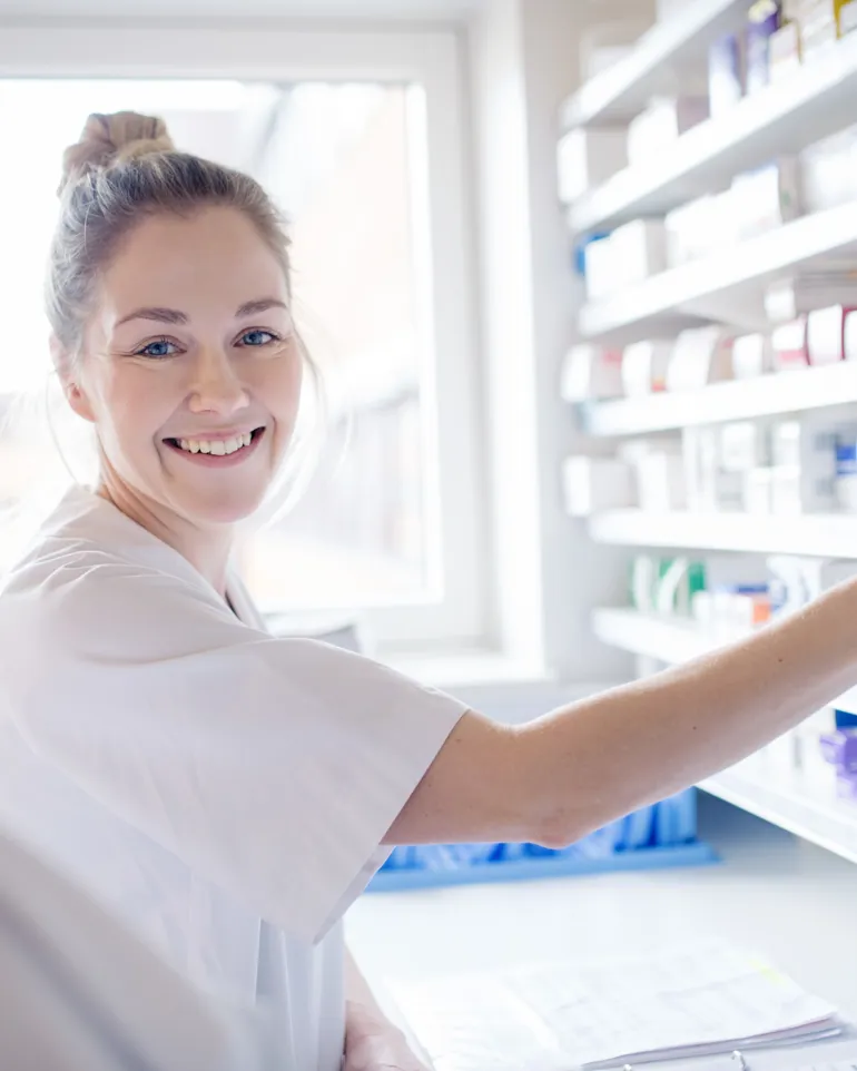 Illustrasjonsfoto av ansatt i medisinrom