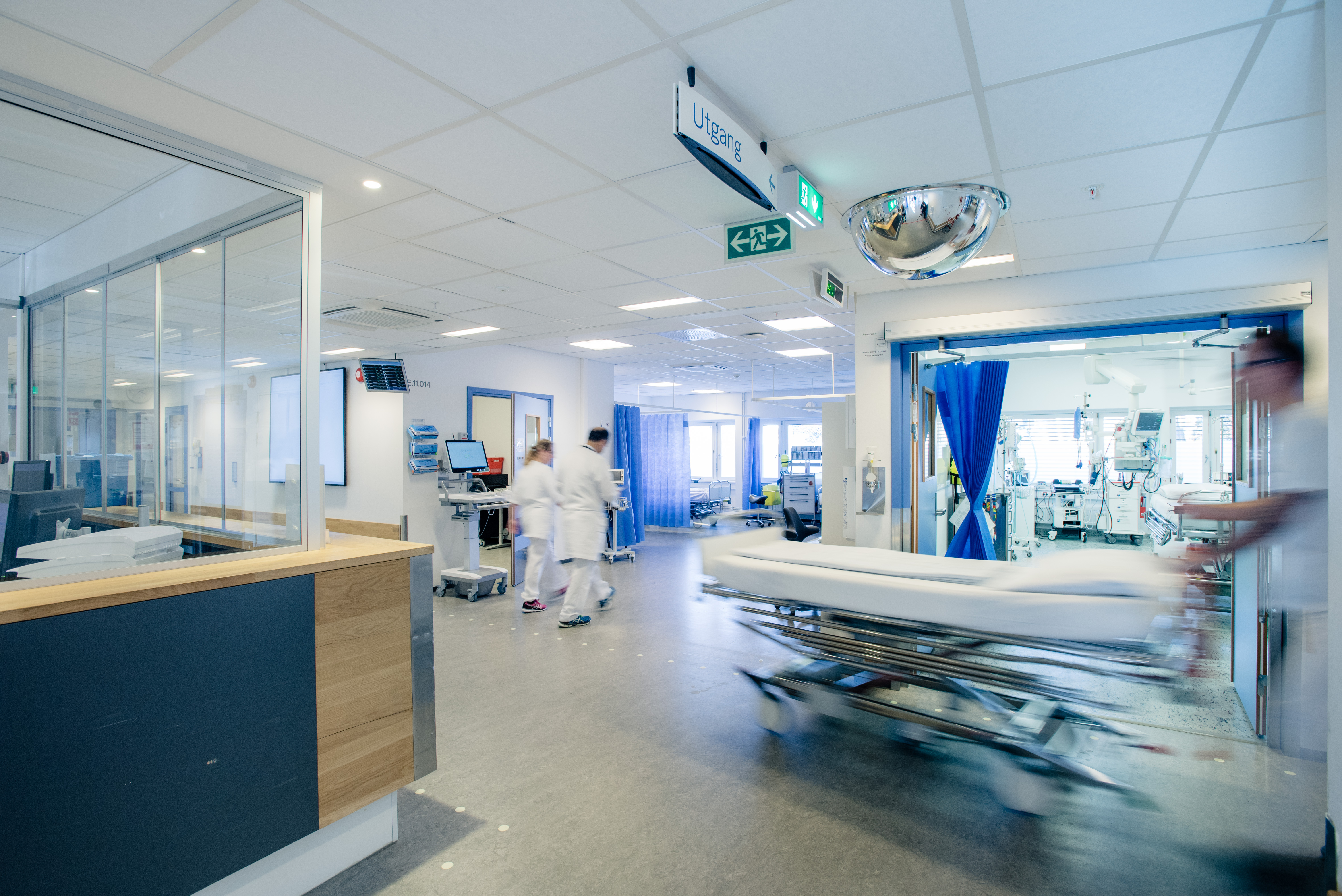 Akuttsykepleier triller seng i gangen på travelt akuttmottak