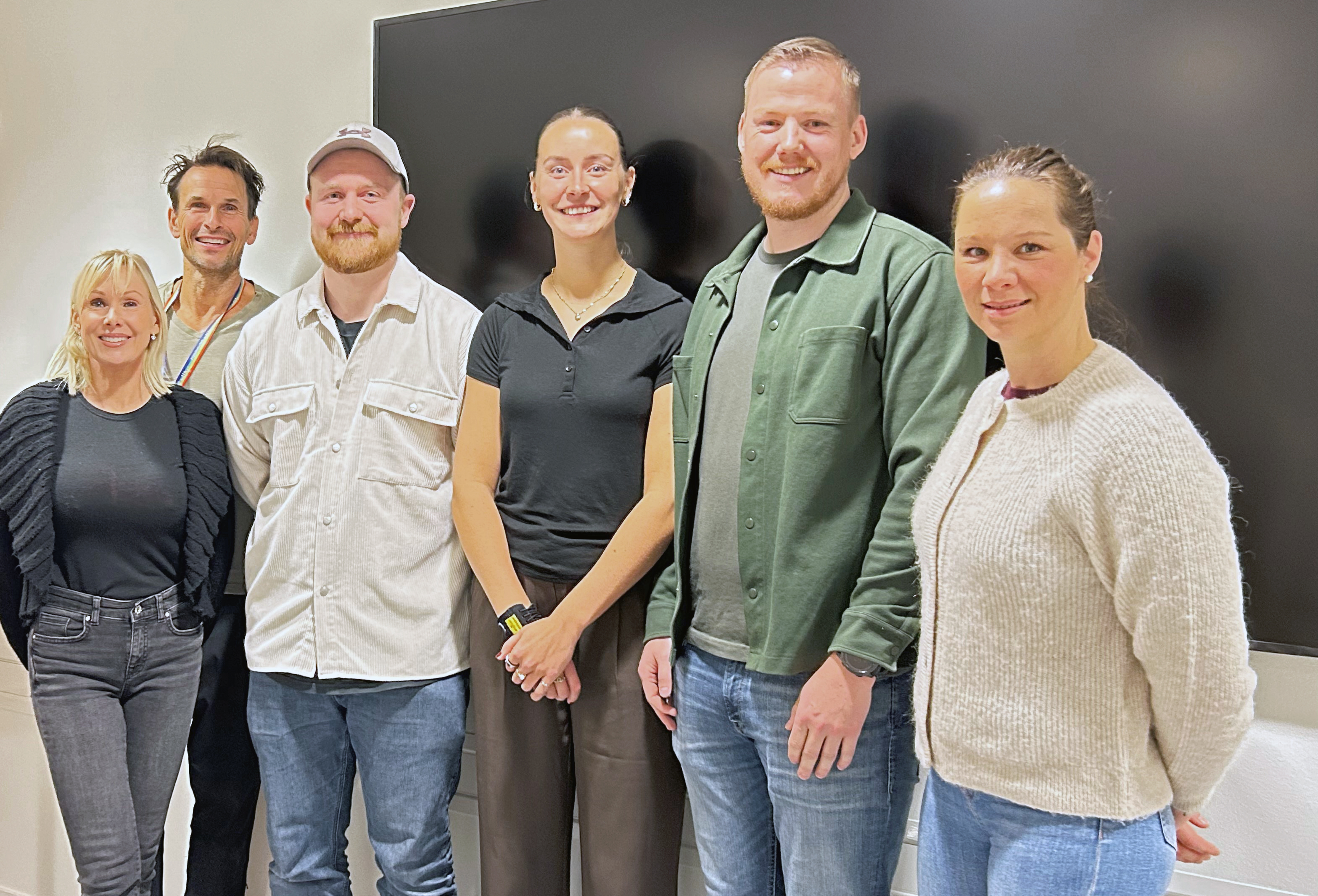 En gruppe mennesker som poserer for et bilde