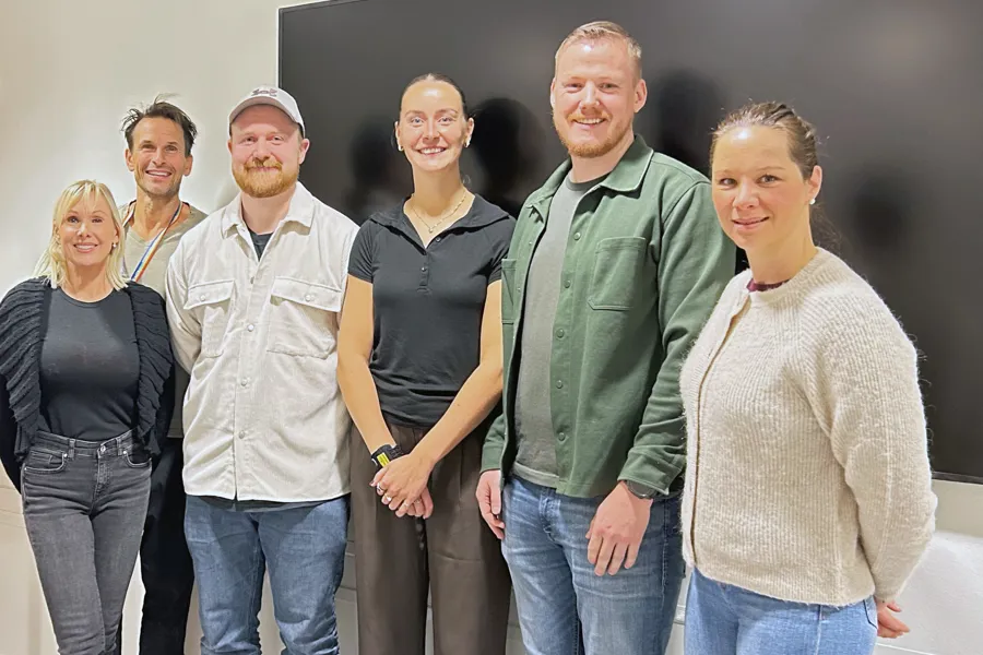 En gruppe mennesker som poserer for et bilde