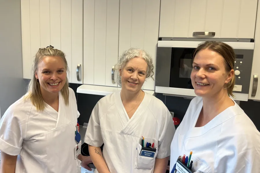 En gruppe kvinner i hvite skjorter