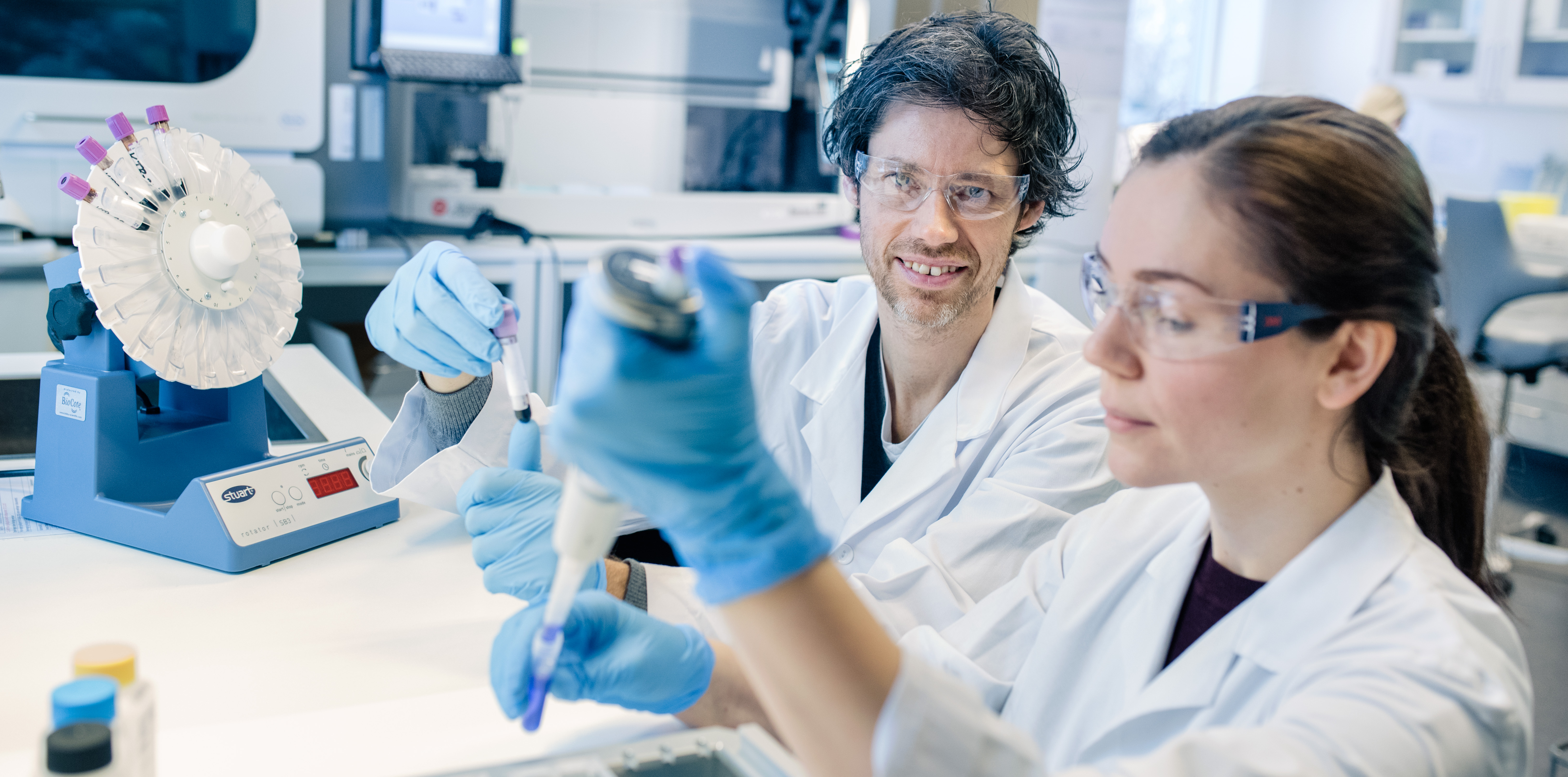 Bilde av forskere med pipetter
