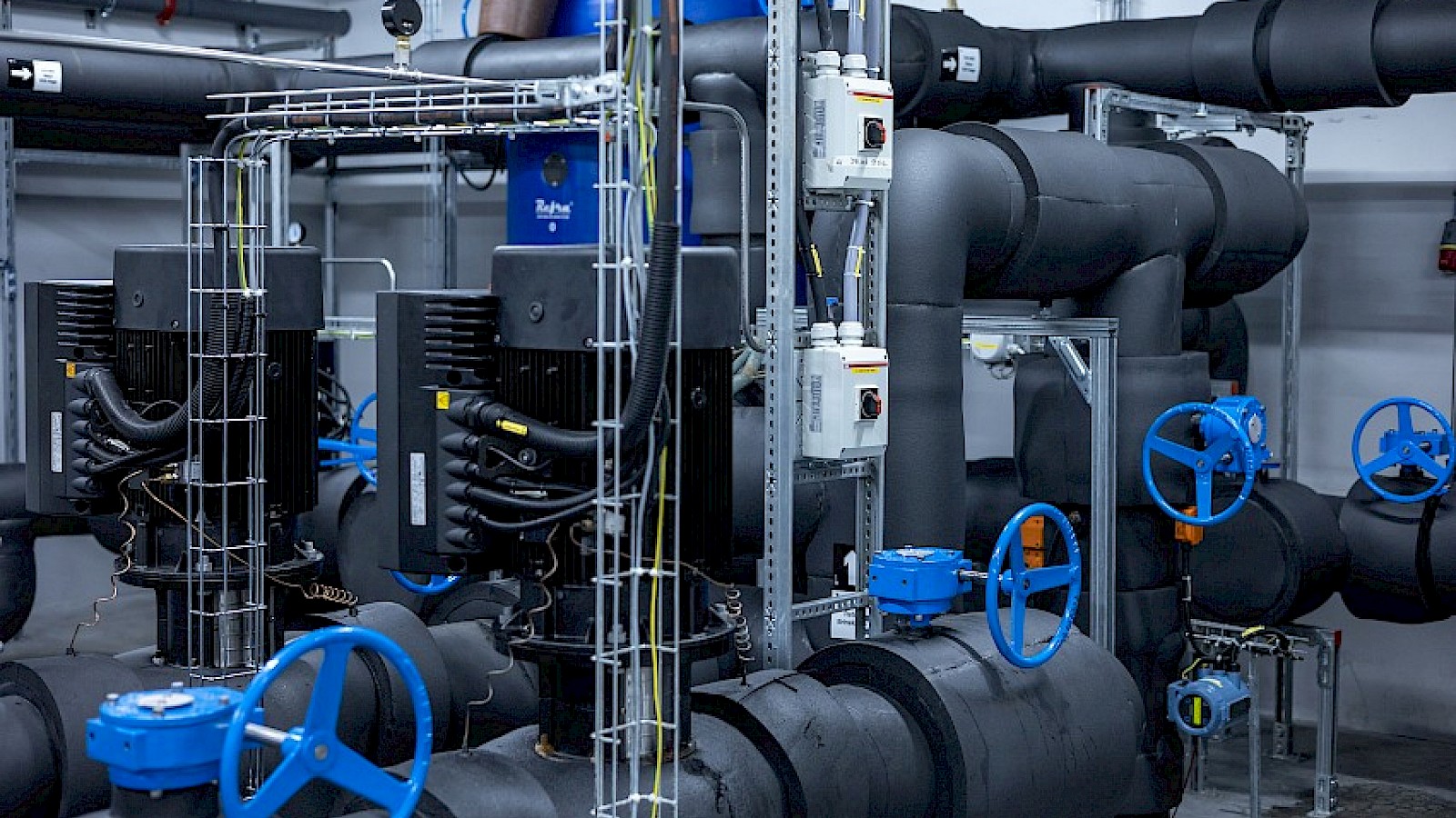 Foto av rørsystem under sykeshuset