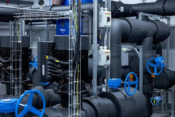 Foto av rørsystem under sykeshuset