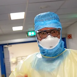 Foto av akuttsykepleier i fullt smittevernutstyr