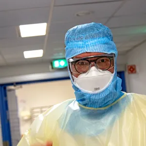 Foto av akuttsykepleier i fullt smittevernutstyr