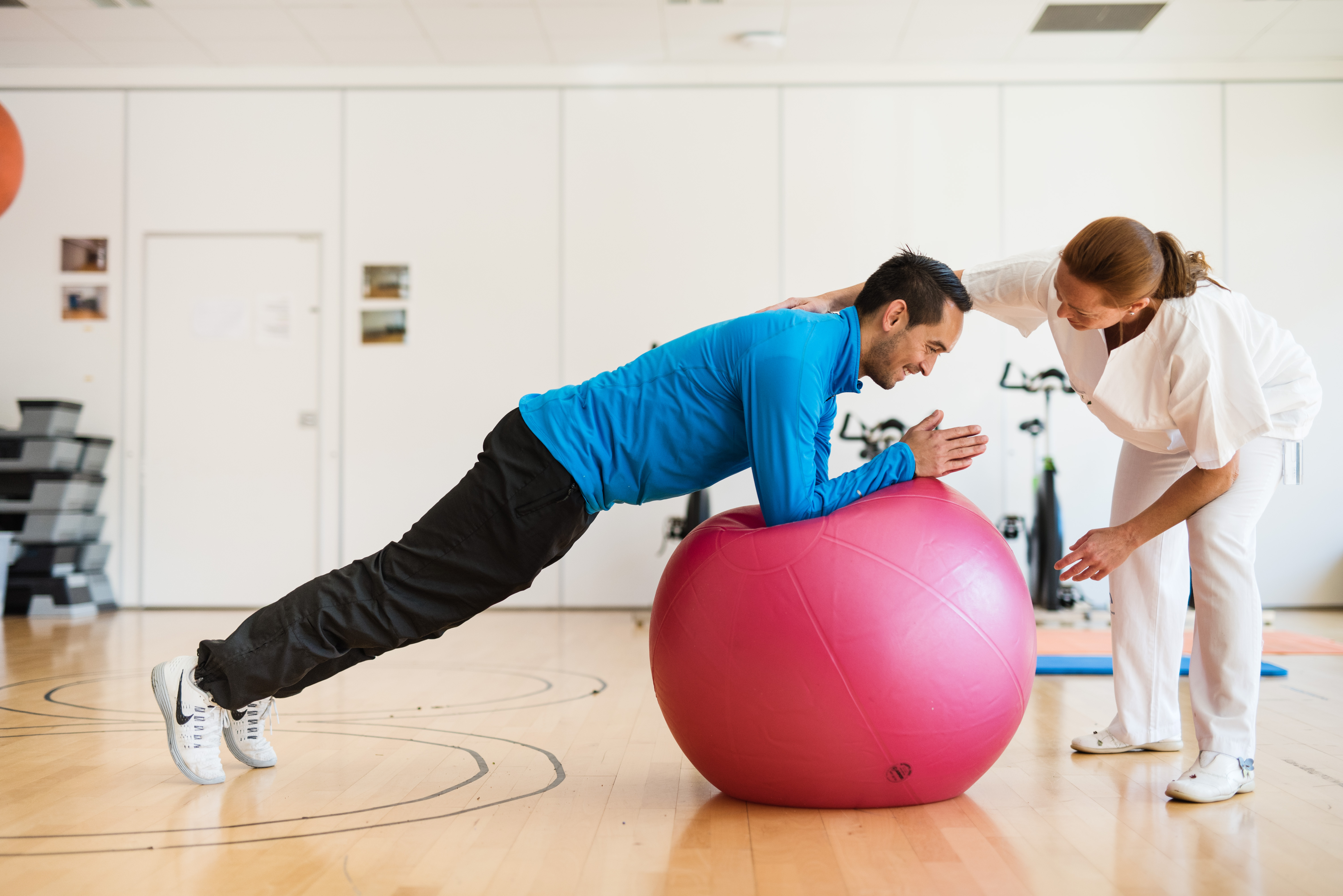 En mann og en kvinne som trener