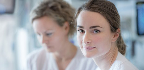 To personer, en i bakgrunnen og en i forgrunnen