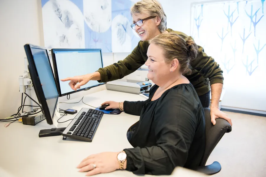 En mann og en kvinne som ser på en dataskjerm