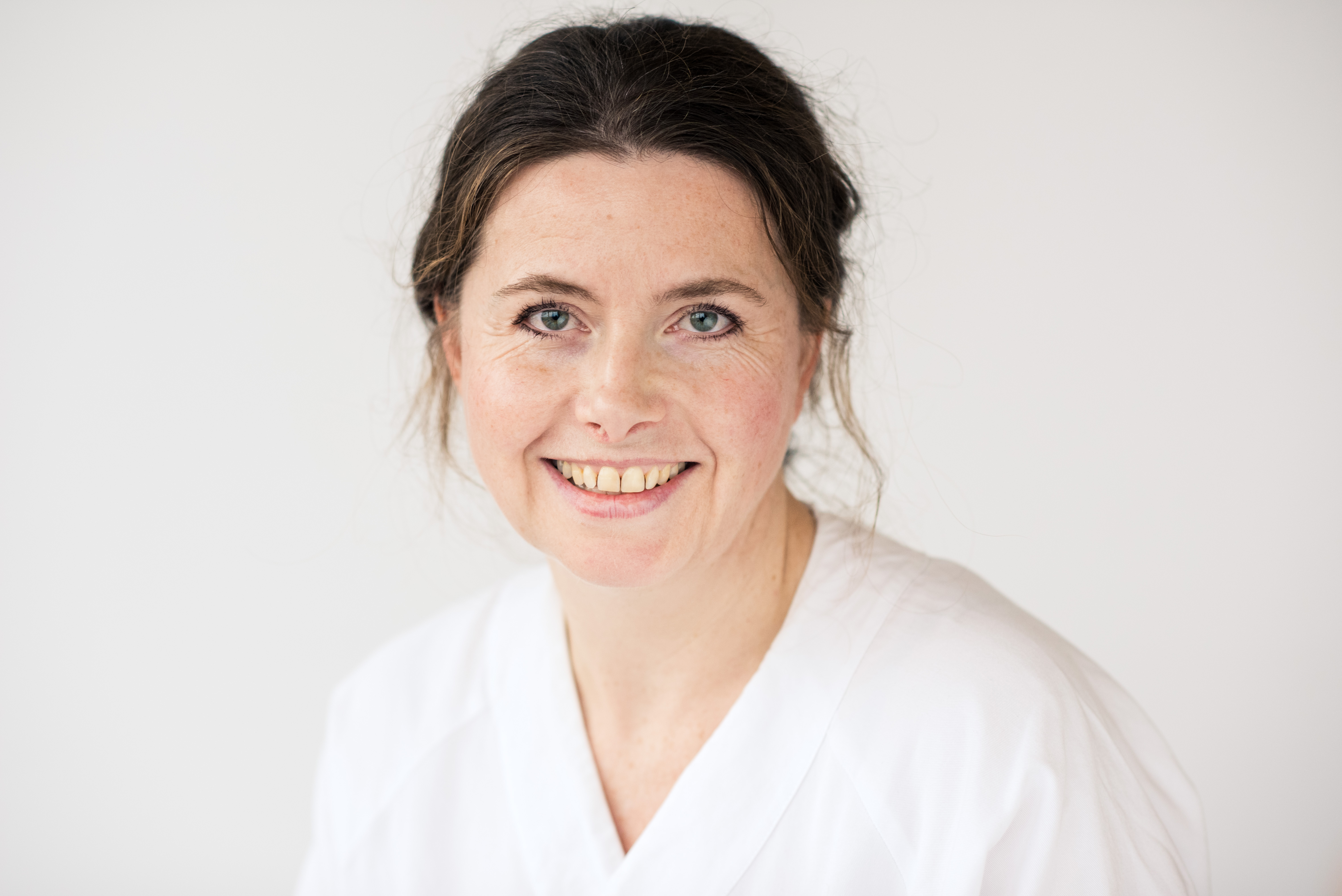 En person som smiler for kameraet