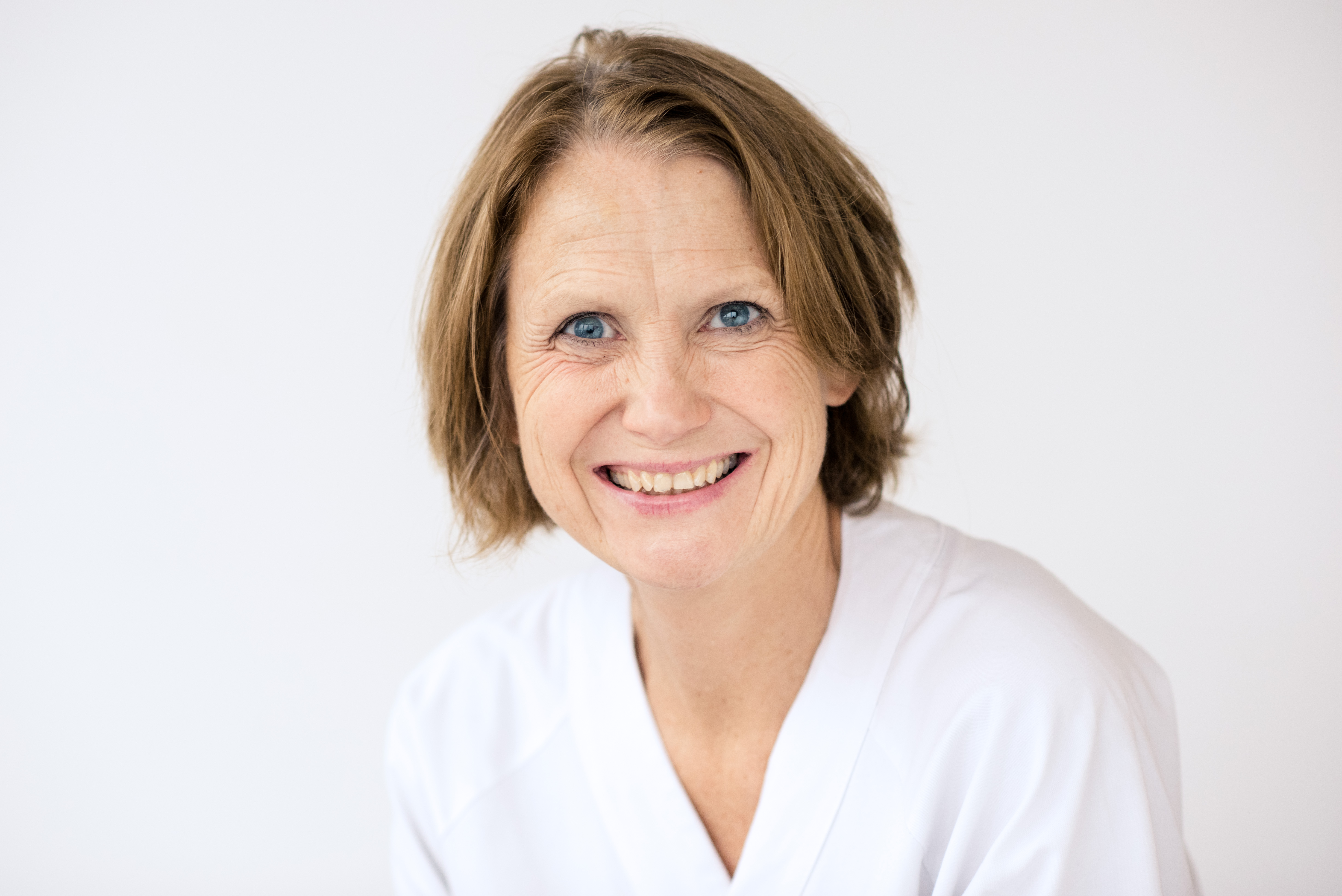 Et nærbilde av en person som smiler