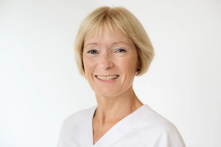 En person som smiler for kameraet