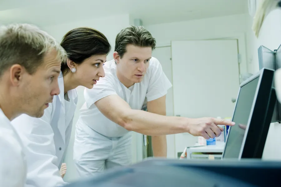 To personer ser på skjerm