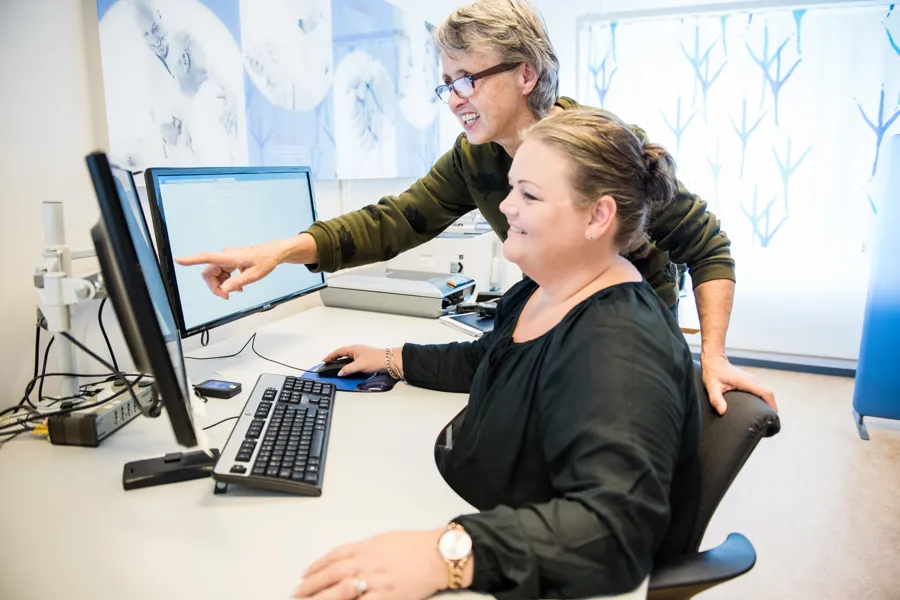 En mann og en kvinne som ser på en dataskjerm