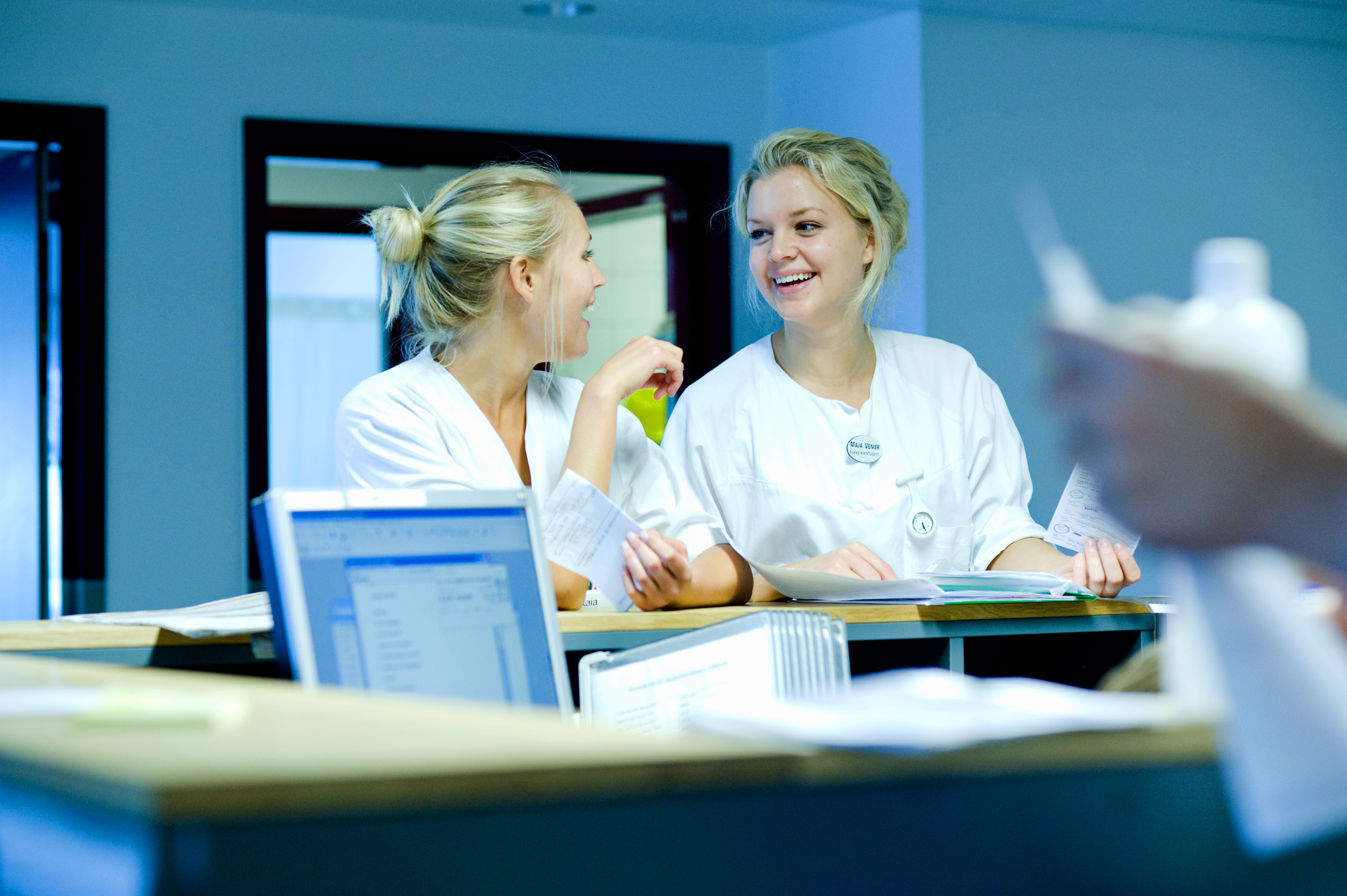 to sykepleiere ved skranke