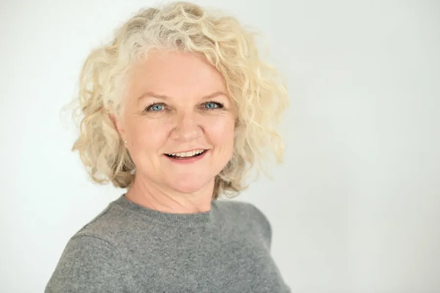 En kvinne med blondt hår