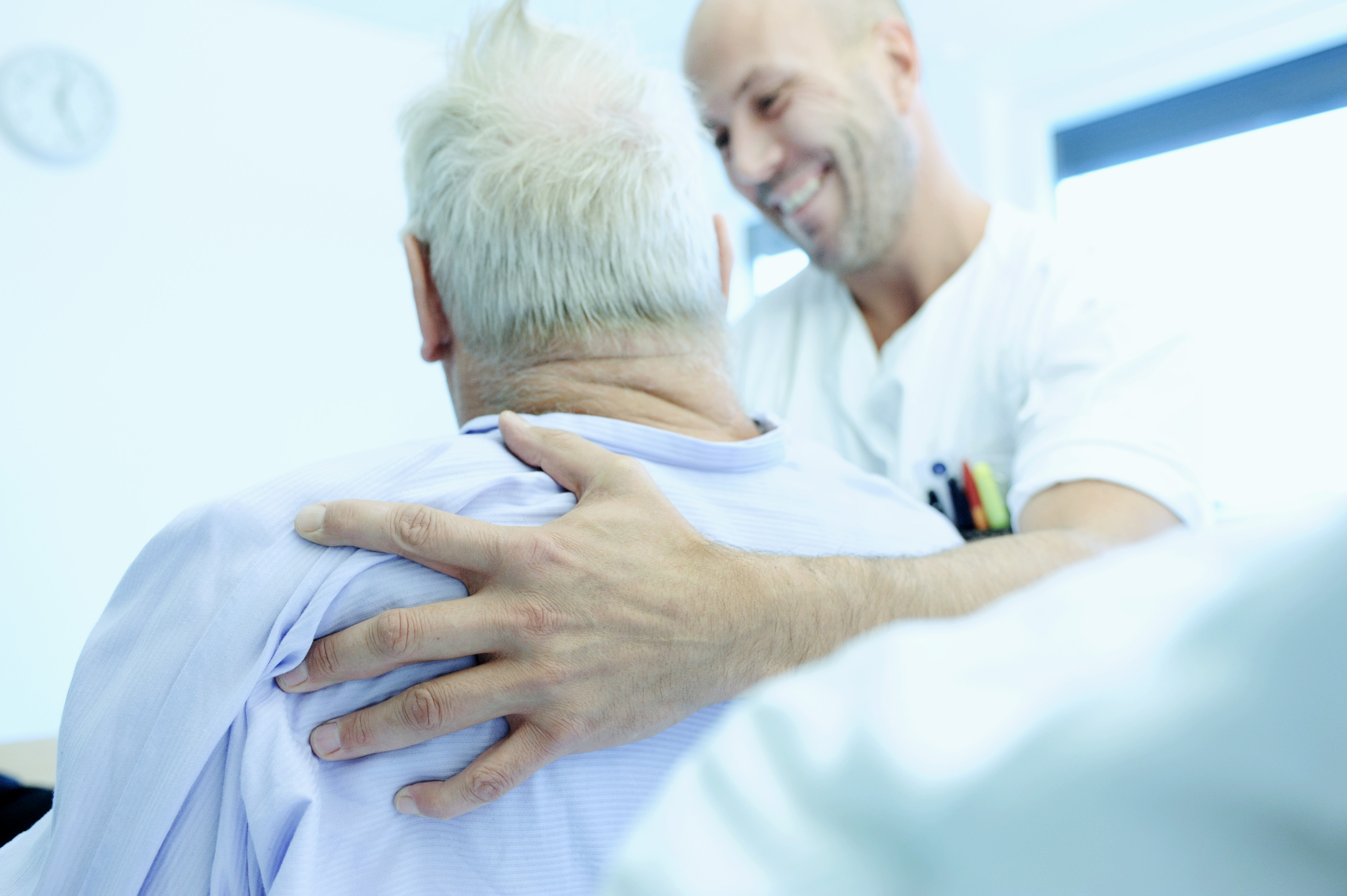 En lege som undersøker en pasient