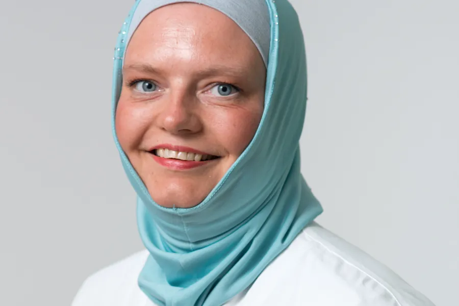 En person som har på seg et hodeskjerf