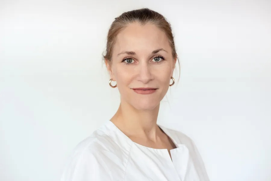 En person som bruker øredobber
