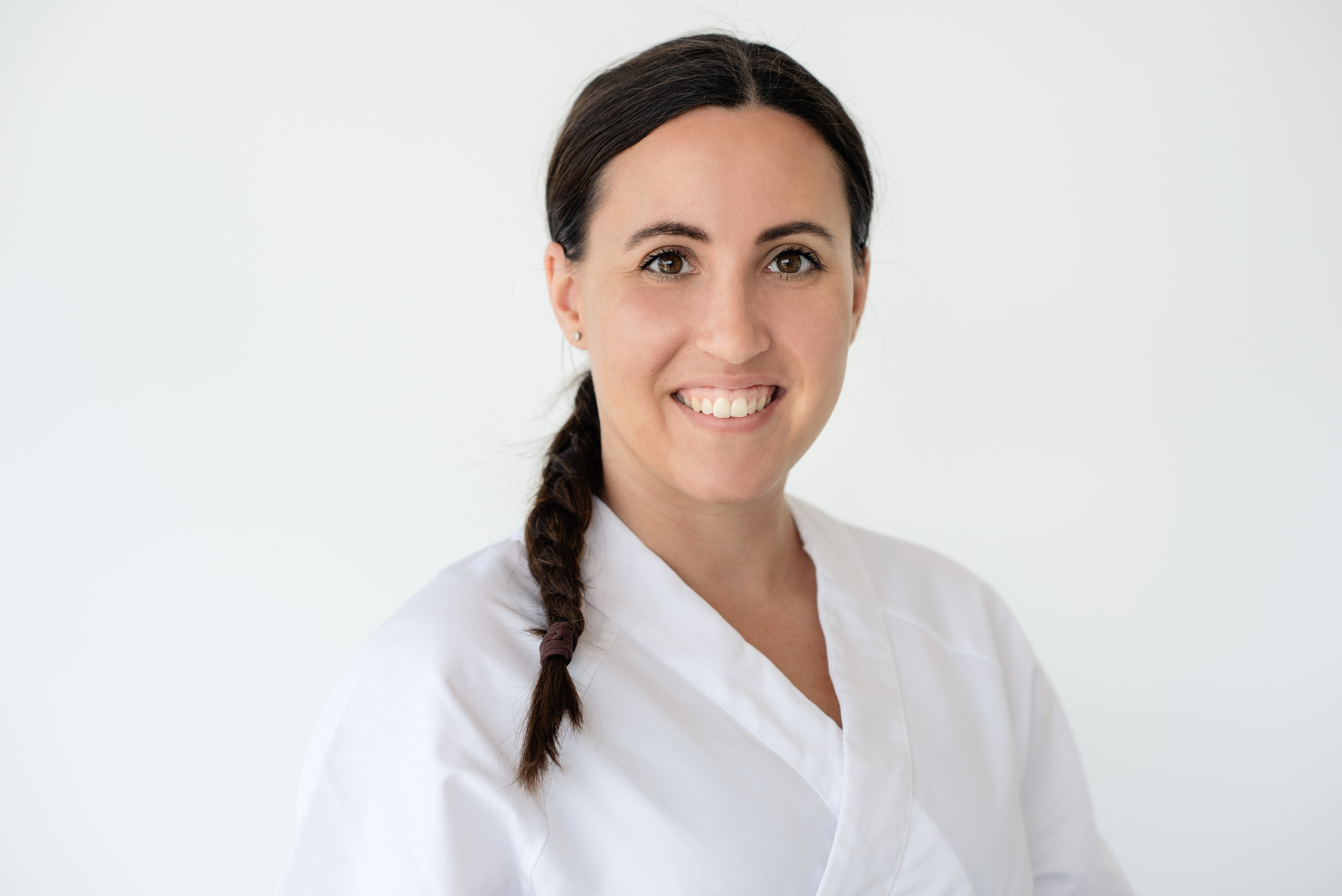 En mann som smiler til kameraet