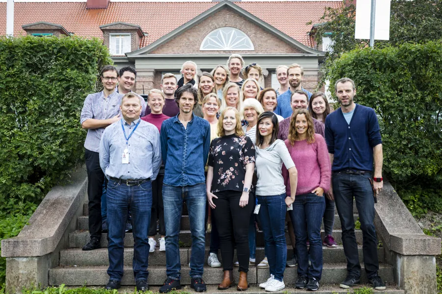 En gruppe mennesker som poserer for et bilde