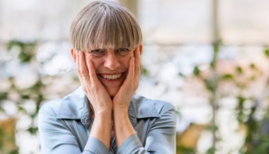 Ingvild smiler og holder hendene til ansiktet