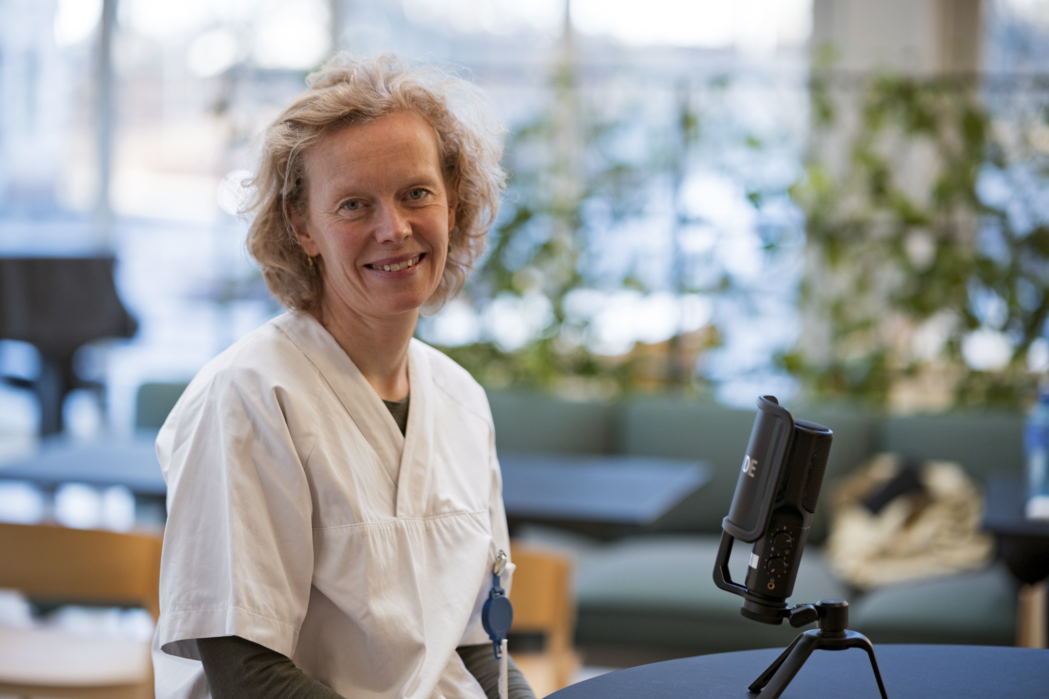 Katinka Farbrot sitter foran en mikrofon