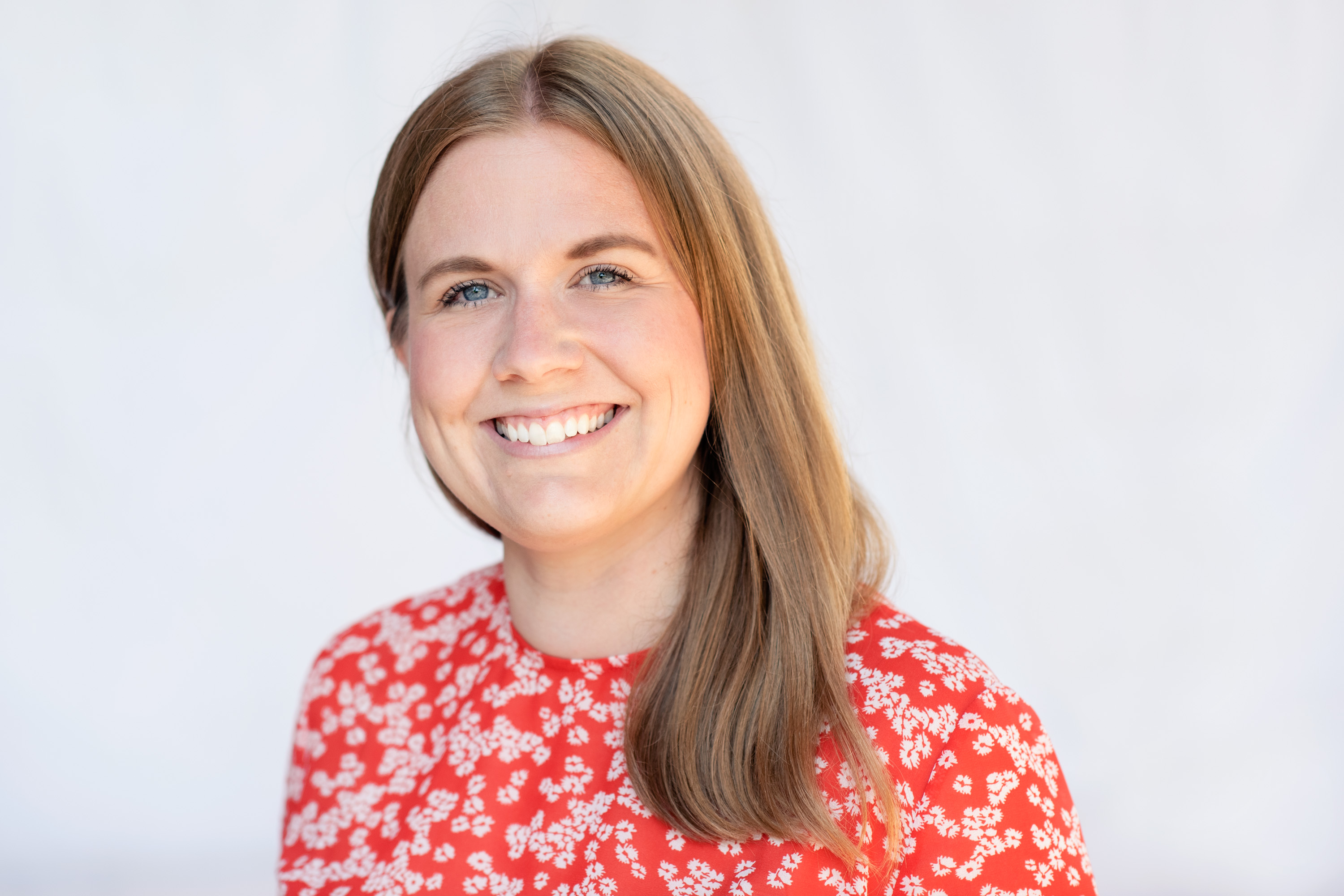 En person som smiler for kameraet